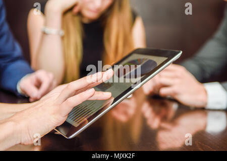Close-up of a modern business team using tablet computer de travailler avec les données financières Banque D'Images