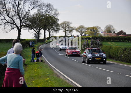 Les véhicules de soutien Étape 3 tour de Yorkshire 2018 Banque D'Images