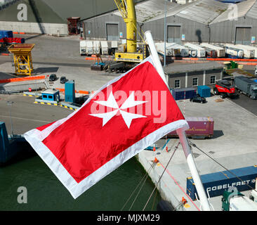 L'enseigne civile de Malte battant sur Celebrity Eclipse, le port de Dublin, Irlande Banque D'Images