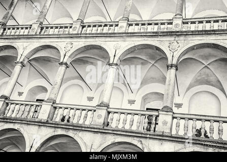 La photo en gros du château gothique de Jindrichuv Hradec, République tchèque. Scène de l'architecture. Destination de voyage. Mur avec des colonnes. Phot noir et blanc Banque D'Images