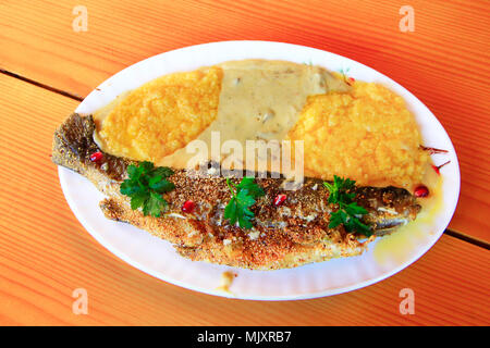 Frit avec banusz la truite. Plat d'une truite poêlée et banusz avec soupe aux champignons. Délicieux plat Banque D'Images