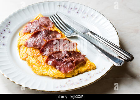 Pastirma turc ou Pastrami avec Omelette / enquête - OMLET pour le petit-déjeuner. Prêt à manger. Banque D'Images