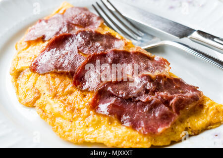 Pastirma turc ou Pastrami avec Omelette / enquête - OMLET pour le petit-déjeuner. Prêt à manger. Banque D'Images