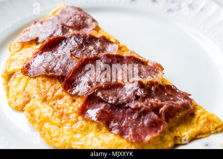 Pastirma turc ou Pastrami avec Omelette / enquête - OMLET pour le petit-déjeuner. Prêt à manger. Banque D'Images