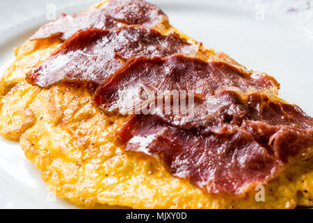 Pastirma turc ou Pastrami avec Omelette / enquête - OMLET pour le petit-déjeuner. Prêt à manger. Banque D'Images