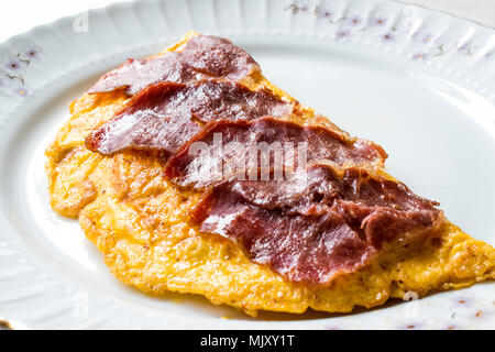 Pastirma turc ou Pastrami avec Omelette / enquête - OMLET pour le petit-déjeuner. Prêt à manger. Banque D'Images