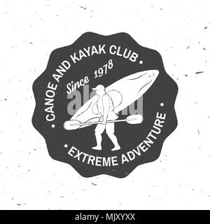 Canot et kayak club badge. Vector illustration. Concept pour chemise, imprimer, stamp ou tee. Typographie vintage design avec la kayakiste silhouette. Wa extrême Illustration de Vecteur