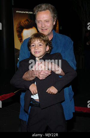 Christopher Walken et Jonah Bobo en arrivant à la première autour de la courbure au niveau du directeur Guild Theatre de Los Angeles. Le 21 septembre 2004. - WalkenChristopher 0BoboJ006.JPG WalkenChristopher - 0BoboJ006.JPG WalkenChristopher0BoboJ006 événement dans la vie d'Hollywood, Californie - Red Carpet Event, Vertical, USA, Cinéma, Célébrités, photographie, Bestof, Arts, Culture et divertissement, Célébrités Topix fashion / du tapis rouge-, Vertical, Best of, Hollywood la vie, événement dans la vie d'Hollywood, Californie - Tapis Rouge , USA, industrie du film, Celebri Banque D'Images