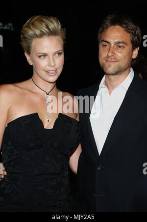 Charlize Theron et Stuart Townsend en arrivant à la première au pays du Nord Chinese Theatre de Los Angeles. Le 10 octobre 2005.   TheronCharlise - 01 TownsendS.JPG  TheronCharlise - 01 TownsendS.JPG01 TheronCharlise TownsendS événement dans la vie d'Hollywood, Californie - Red Carpet Event, Vertical, USA, Cinéma, Célébrités, photographie, Bestof, Arts, Culture et divertissement, Célébrités Topix fashion / du tapis rouge-, Vertical, Best of, Hollywood la vie, événement dans la vie d'Hollywood, Californie - Tapis Rouge , USA, industrie du film, Célébrités, mo Banque D'Images