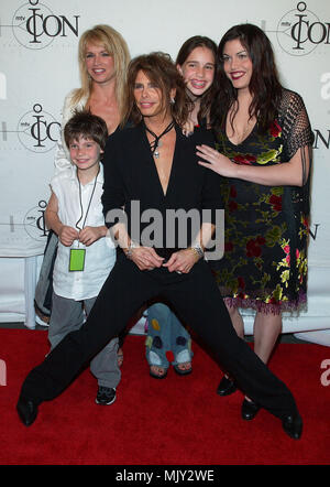 Steven Tyler posant avec femme et ses filles à l'mtvICON : Aerosmith tenue à Studios Sony à Los Angeles, Ca., 14 avril 2002.   TylerSteven - 05 famille16.JPG  TylerSteven - 05 famille16.JPG05 TylerSteven family16 Événement dans la vie d'Hollywood, Californie - Red Carpet Event, Vertical, USA, Cinéma, Célébrités, photographie, Bestof, Arts, Culture et divertissement, Célébrités Topix fashion / du tapis rouge-, Vertical, Best of, Hollywood la vie, événement dans la vie d'Hollywood, Californie - Tapis Rouge , USA, industrie du film, des célébrités, des stars de cinéma Banque D'Images