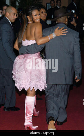 Janet Jackson et Jermaine Dupri arrivant à la Clive Davis fête annuelle pour les Grammys au Beverly Hills Hotel à Los Angeles. 12 février 2005. C'est drôle regarder par dessus l'épaule - 05 DupriJerm-JacksonJanet.JPG - 05-DupriJerm JacksonJanet.JPG05 DupriJerm JacksonJanet-événement dans la vie d'Hollywood, Californie - Red Carpet Event, Vertical, USA, Cinéma, Célébrités, photographie, Bestof, Arts, Culture et divertissement, Célébrités Topix fashion / du tapis rouge-, Vertical, Best of, Hollywood la vie, événement dans la vie d'Hollywood, Californie - Ca rouge Banque D'Images