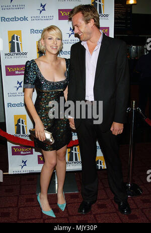 Scarlett Johansson et Gabriel Macht arrivant à l'une chanson d'amour pour Bobby Long Los Angeles Premiere à l'Arclight Theatre de Los Angeles. 17 octobre, 2004. - JohanssonSc MachtGab 06- .JPG - 06-JohanssonSc MachtGab .JPG06 JohanssonSc MachtGab  -événement dans la vie d'Hollywood, Californie - Red Carpet Event, Vertical, USA, Cinéma, Célébrités, photographie, Bestof, Arts, Culture et divertissement, Célébrités Topix fashion / du tapis rouge-, Vertical, Best of, Hollywood la vie, événement dans la vie d'Hollywood, Californie - Tapis Rouge , USA, industrie du film, Banque D'Images