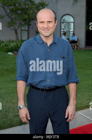 Enrico Colentoni (Just Shoot Me) en arrivant à la partie d'Étoiles pour la nouvelle saison de NBC au Ritz Carlton à Pasadena, Los Angeles. Le 24 juillet 2002. - JpgColentoniEnrico ColentoniEnrico01.01 Événement dans la vie d'Hollywood, Californie - Red Carpet Event, Vertical, USA, Cinéma, Célébrités, photographie, Bestof, Arts, Culture et divertissement, Célébrités Topix fashion / du tapis rouge-, une personne, Vertical, Best of, Hollywood la vie, événement dans la vie d'Hollywood, Californie - Tapis rouge et en backstage, USA, Cinéma, Célébrités, cinéma, télévision, célébrités Banque D'Images