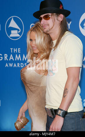 Pam Anderson et ami de Kid Rock arrivent pour la 44e conférence annuelle des Grammy Awards au Staples Center de Los Angeles, Ca., 10 févr. 27, 2002. - AndersonPam KidRock01.JPG - AndersonPam  JPGAndersonPam KidRock01.KidRock01 Événement dans la vie d'Hollywood, Californie - Red Carpet Event, Vertical, USA, Cinéma, Célébrités, photographie, Bestof, Arts, Culture et divertissement, Célébrités Topix fashion / du tapis rouge-, Vertical, Best of, Hollywood la vie, événement dans la vie d'Hollywood, Californie - Tapis Rouge , USA, industrie du film, des célébrités, des stars de cinéma Banque D'Images