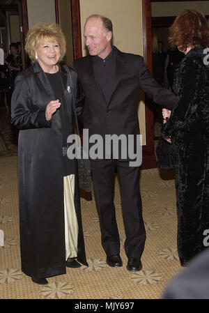 Ed Harris, sa femme Amy Madigan et Angie Dickinson arrivant à la 2e les cheveux et composent des prix à l'hôtel Century Plaza à Los Angeles 17/03/2001 - ArcherAnne husb009.JPG - ArcherAnne  JPGArcherAnne husb009.husb009 événement dans la vie d'Hollywood, Californie - Red Carpet Event, Vertical, USA, Cinéma, Célébrités, photographie, Bestof, Arts, Culture et divertissement, Célébrités Topix fashion / du tapis rouge-, Vertical, Best of, Hollywood la vie, événement dans la vie d'Hollywood, Californie - Tapis Rouge , USA, industrie du film, Célébrités, cinéma, Banque D'Images