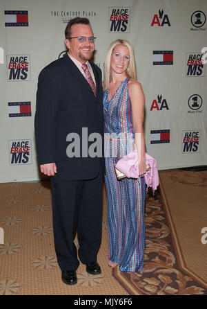 Tom Arnold et Shelby arrivant à la 9e course annuelle pour effacer MS Gala : "Paix et amour" au Century Plaza Hotel de Los Angeles, Ca. Vendredi, 10 mai 2002. Le 10 mai 2002. - ArnoldTom Shelby01.JPG - ArnoldTom  JPGArnoldTom01.Shelby Shelby01 Événement dans la vie d'Hollywood, Californie - Red Carpet Event, Vertical, USA, Cinéma, Célébrités, photographie, Bestof, Arts, Culture et divertissement, Célébrités Topix fashion / du tapis rouge-, Vertical, Best of, Hollywood la vie, événement dans la vie d'Hollywood, Californie - Tapis Rouge , USA, industrie du film, C Banque D'Images