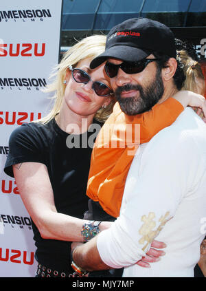 Antonio Banderas, Melanie Griffith et leur fille arrivant à la Spy Kids 2 : The Island of Lost Dreams premiere au Chinese Theatre de Los Angeles. Le 26 juillet 2002. - BanderasAnt GriffithMel  D16.JPG BanderasAnt GriffithMel - D16.JPGBanderasAnt GriffithMel D16 Événement dans la vie d'Hollywood, Californie - Red Carpet Event, Vertical, USA, Cinéma, Célébrités, photographie, Bestof, Arts, Culture et divertissement, Célébrités Topix fashion / du tapis rouge-, Vertical, Best of, Hollywood la vie, événement dans la vie d'Hollywood, Californie - Tapis rouge Banque D'Images