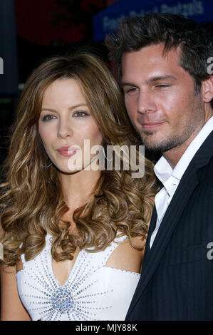 Kate Beckinsale et Len Wiseman arrivant à la Van Helsing Premiere à l'Universal Amphitheatre de Los Angeles. Le 3 mai 2004. - BeckinsaleKate WisemanL278.JPG - BeckinsaleKate  JPGBeckinsaleKate WisemanL278.WisemanL278 événement dans la vie d'Hollywood, Californie - Red Carpet Event, Vertical, USA, Cinéma, Célébrités, photographie, Bestof, Arts, Culture et divertissement, Célébrités Topix fashion / du tapis rouge-, Vertical, Best of, Hollywood la vie, événement dans la vie d'Hollywood, Californie - Tapis Rouge , USA, industrie du film, Célébrités, film cel Banque D'Images