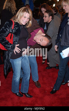 Jim Belushi contrôle du bébé avec femme Jenny lors de la première de l'homme à joesomebody Village Theatre de Los Angeles. 19 Décembre, 2001. - BelushiJ  Jenny 02.JPG - BelushiJ JPGBelushiJ 02.Jenny Jenny  02 Événement dans la vie d'Hollywood, Californie - Red Carpet Event, Vertical, USA, Cinéma, Célébrités, photographie, Bestof, Arts, Culture et divertissement, Célébrités Topix fashion / du tapis rouge-, Vertical, Best of, Hollywood la vie, événement dans la vie d'Hollywood, Californie - Tapis Rouge , USA, industrie du film, Célébrités, cinéma, télévision cel Banque D'Images