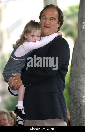 Jim Belushi avec fille à John Belushi à titre posthume 2250th étoile sur le Hollywood Walk of Fame à Los Angeles. 1er avril 2004. - BelushiJim fille004.JPG - BelushiJim  JPGBelushiJim fille004.fille004 événement dans la vie d'Hollywood, Californie - Red Carpet Event, Vertical, USA, Cinéma, Célébrités, photographie, Bestof, Arts, Culture et divertissement, Célébrités Topix fashion / du tapis rouge-, Vertical, Best of, Hollywood la vie, événement dans la vie d'Hollywood, Californie - Tapis Rouge , USA, industrie du film, Célébrités, cinéma, T Banque D'Images