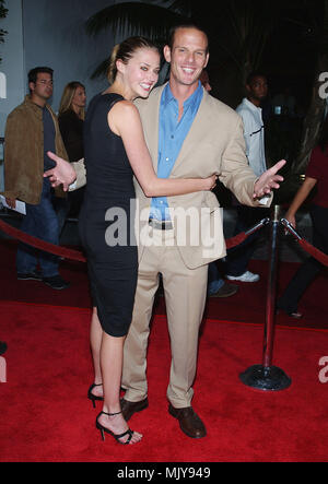 Peter Berg (réalisateur) et Estella Warren arrivant à la premiere ' ' Aperçu à l'Universal Studio Theatre de Los Angeles. Le 22 septembre 2003. - WarrenEstella BergPeter25.JPG - WarrenEstella BergPeter25 JPGBergPeter WarrenEstella25.événement dans la vie d'Hollywood, Californie - Red Carpet Event, Vertical, USA, Cinéma, Célébrités, photographie, Bestof, Arts, Culture et divertissement, Célébrités Topix fashion / du tapis rouge-, Vertical, Best of, Hollywood la vie, événement dans la vie d'Hollywood, Californie - Tapis Rouge , USA, industrie du film, Celebriti Banque D'Images