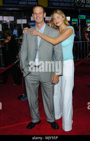 Peter Berg et femme Estella Warren arrivant à la garantie Premiere au Orpheum Theatre de Los Angeles. 2 août 2004 - WarrenEstella BergPeter50.JPG - WarrenEstella BergPeter50 JPGBergPeter WarrenEstella50.événement dans la vie d'Hollywood, Californie - Red Carpet Event, Vertical, USA, Cinéma, Célébrités, photographie, Bestof, Arts, Culture et divertissement, Célébrités Topix fashion / du tapis rouge-, Vertical, Best of, Hollywood la vie, événement dans la vie d'Hollywood, Californie - Tapis Rouge , USA, industrie du film, Célébrités, film celebritie Banque D'Images