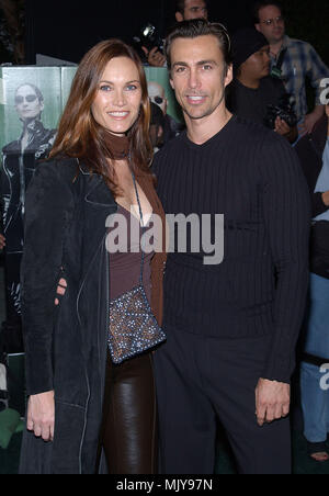 Daniel Bernhardt et épouse Lisa arrivant à la partie pour la 'Matrix RELOADED SORTIE DVD PARTY' à Morton's à Los Angeles. Le 8 octobre 2003. - BernhardtDaniel Lisa040.JPG - BernhardtDaniel JPGBernhardtDaniel Lisa040.Lisa040 événement dans la vie d'Hollywood, Californie - Red Carpet Event, Vertical, USA, Cinéma, Célébrités, photographie, Bestof, Arts, Culture et divertissement, Célébrités Topix fashion / du tapis rouge-, Vertical, Best of, Hollywood la vie, événement dans la vie d'Hollywood, Californie - Tapis Rouge , USA, industrie du film, Célébrités, movi Banque D'Images