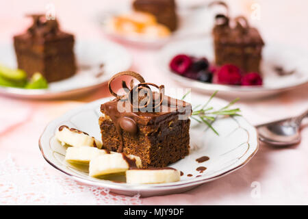 Crème au Chocolat cake à la banane sur une plaque Banque D'Images