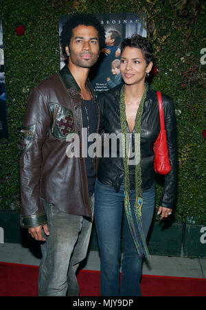 Halle Berry et Eric Benet en arrivant à la première de 'Evelyn' à l'Academy of Motion Picture Arts and Sciences à Los Angeles. Le 3 décembre 2002. - BerryHalle BenetEric022.JPG - BerryHalle BenetEric JPGBerryHalle BenetEric .022022 événement dans la vie d'Hollywood, Californie - Red Carpet Event, Vertical, USA, Cinéma, Célébrités, photographie, Bestof, Arts, Culture et divertissement, Célébrités Topix fashion / du tapis rouge-, Vertical, Best of, Hollywood la vie, événement dans la vie d'Hollywood, Californie - Tapis Rouge , USA, industrie du film, Célébrités, Banque D'Images