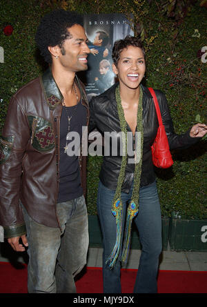 Halle Berry et Eric Benet en arrivant à la première de 'Evelyn' à l'Academy of Motion Picture Arts and Sciences à Los Angeles. Le 3 décembre 2002. - BerryHalle BenetEric023.JPG - BerryHalle BenetEric JPGBerryHalle BenetEric .023023 événement dans la vie d'Hollywood, Californie - Red Carpet Event, Vertical, USA, Cinéma, Célébrités, photographie, Bestof, Arts, Culture et divertissement, Célébrités Topix fashion / du tapis rouge-, Vertical, Best of, Hollywood la vie, événement dans la vie d'Hollywood, Californie - Tapis Rouge , USA, industrie du film, Célébrités, Banque D'Images