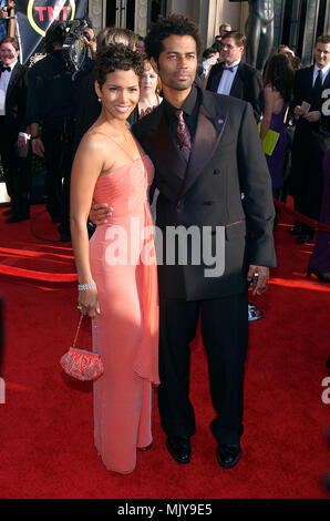 Halle Berry et Eric Benet en arrivant à la 9e acteur écran Guild Awards au Shrine Auditorium à Los Angeles. Le 9 mars 2003. - BerryHalle BenetEric36.JPG BenetEric BerryHalle - JPGBerryHalle BenetEric36.36 Événement dans la vie d'Hollywood, Californie - Red Carpet Event, Vertical, USA, Cinéma, Célébrités, photographie, Bestof, Arts, Culture et divertissement, Célébrités Topix fashion / du tapis rouge-, Vertical, Best of, Hollywood la vie, événement dans la vie d'Hollywood, Californie - Tapis Rouge , USA, industrie du film, Célébrités, film celebrit Banque D'Images