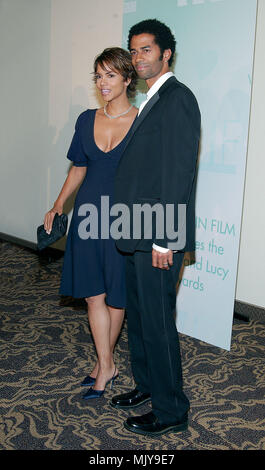 Halle Berry et son mari Eric Benet en arrivant à la Women in Film, le cristal et Lucy Awards à l'hôtel Century Plaza à Los Angeles. Le 20 septembre 2002. - BerryHalle BenetEric44.JPG - BerryHalle BenetEric JPGBerryHalle BenetEric44.44 Événement dans la vie d'Hollywood, Californie - Red Carpet Event, Vertical, USA, Cinéma, Célébrités, photographie, Bestof, Arts, Culture et divertissement, Célébrités Topix fashion / du tapis rouge-, Vertical, Best of, Hollywood la vie, événement dans la vie d'Hollywood, Californie - Tapis Rouge , USA, industrie du film, Célébrités, Banque D'Images