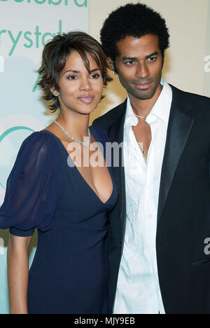 Halle Berry et son mari Eric Benet en arrivant à la Women in Film, le cristal et Lucy Awards à l'hôtel Century Plaza à Los Angeles. Le 20 septembre 2002. - BerryHalle BenetEric45.JPG - BerryHalle BenetEric JPGBerryHalle BenetEric45.45 Événement dans la vie d'Hollywood, Californie - Red Carpet Event, Vertical, USA, Cinéma, Célébrités, photographie, Bestof, Arts, Culture et divertissement, Célébrités Topix fashion / du tapis rouge-, Vertical, Best of, Hollywood la vie, événement dans la vie d'Hollywood, Californie - Tapis Rouge , USA, industrie du film, Célébrités, Banque D'Images