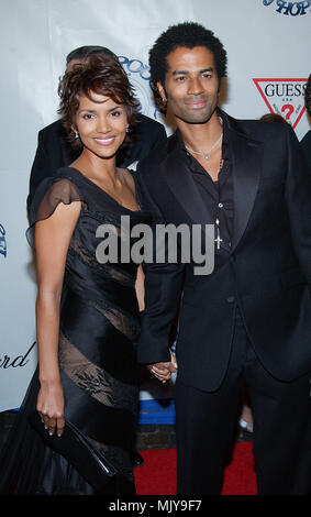 Halle Berry et Eric Benet arrivant à le carrousel d'espoir qui appuient l'Barbara Davis Centre for Childhood Diabetesat le Beverly Hilton à Los Angeles. Le 15 octobre 2002. - BerryHalle BenetEric105.JPG - BerryHalle BenetEric JPGBerryHalle BenetEric 105.105 événement dans la vie d'Hollywood, Californie - Red Carpet Event, Vertical, USA, Cinéma, Célébrités, photographie, Bestof, Arts, Culture et divertissement, Célébrités Topix fashion / du tapis rouge-, Vertical, Best of, Hollywood la vie, événement dans la vie d'Hollywood, Californie - Tapis Rouge , États-Unis Banque D'Images