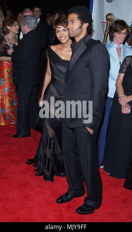 Halle Berry et Eric Benet arrivant à le carrousel d'espoir qui appuient l'Barbara Davis Centre for Childhood Diabetesat le Beverly Hilton à Los Angeles. Le 15 octobre 2002. - BerryHalle BenetEric137.JPG - BerryHalle BenetEric JPGBerryHalle BenetEric 137.137 événement dans la vie d'Hollywood, Californie - Red Carpet Event, Vertical, USA, Cinéma, Célébrités, photographie, Bestof, Arts, Culture et divertissement, Célébrités Topix fashion / du tapis rouge-, Vertical, Best of, Hollywood la vie, événement dans la vie d'Hollywood, Californie - Tapis Rouge , États-Unis Banque D'Images