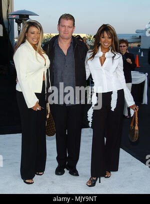 Traci Bingham avec sœur Jenna et fiancé Jean Yarbrough arrivant à l 'ROBB Report's Best of the Best" au profit de la Children's Foundation Sauvetage ' de l'aéroport de Santa Monica à Los Angeles. Le 28 août 2004. - BinghamTraci  soeur John37.JPG - BinghamTraci  soeur John37 JPGBinghamTraci  .soeur John37 Événement dans la vie d'Hollywood, Californie - Red Carpet Event, Vertical, USA, Cinéma, Célébrités, photographie, Bestof, Arts, Culture et divertissement, Célébrités Topix fashion / du tapis rouge-, vertical, le meilleur de la vie, d'Hollywood, de l'événement Banque D'Images