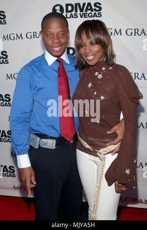 Mary J. Blige et son ami Kendu au croisement "VH1 Divas Las Vegas', un concert au profit de la VH1 Save the Music Foundation, au MGM Grand Garden Arena de Las Vegas, NV, 5/23/02. - BligeMaryJ Kendu01A.JPG - BligeMaryJ  JPGBligeMaryJ Kendu01A.Kendu01Un événement dans la vie d'Hollywood, Californie - Red Carpet Event, Vertical, USA, Cinéma, Célébrités, photographie, Bestof, Arts, Culture et divertissement, Célébrités Topix fashion / du tapis rouge-, Vertical, Best of, Hollywood la vie, événement dans la vie d'Hollywood, Californie - Tapis Rouge , USA Banque D'Images