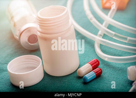 Flacon et voile de médicaments dans un tableau d'un hôpital, conceptual image Banque D'Images