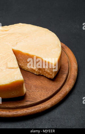 Ensemble tête ronde et morceaux de parmigiano ou parmesan Banque D'Images