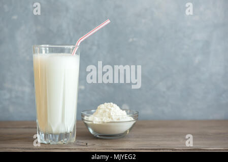 Protein Shake vanille. Fitness Sport santé boire avec les protéines de lactosérum. Lait frappé à la vanille. Banque D'Images