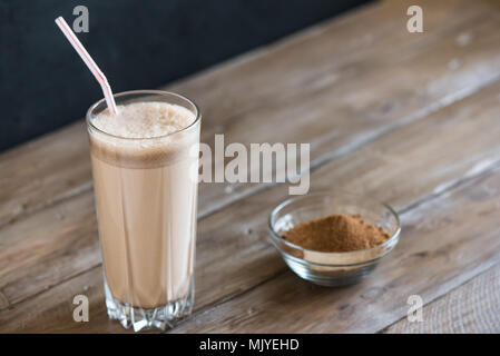 Protéinée au chocolat. Fitness Sport santé boire avec les protéines de lactosérum. Lait frappé au chocolat. Banque D'Images