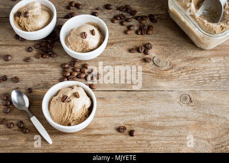 Glace au café sur fond de bois. Café crème glace gelato maison avec café en grains - l'été en bonne santé dessert vegan. Banque D'Images