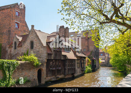 Bruges, Belgique - Mai 5, 2018 : vue sur les maisons médiévales le long des voies navigables Banque D'Images