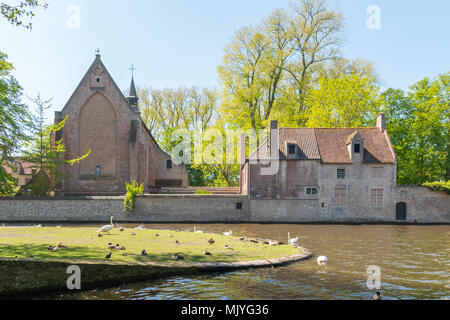 Bruges, Belgique - Mai 4, 2018 : vue sur la rivière Dijver avec le béguinage médiévale sur l'arrière-plan Banque D'Images