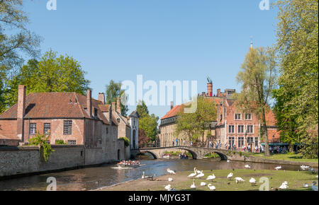 Bruges, Belgique - Mai 4, 2018 : vue sur la rivière Dijver avec le béguinage médiévale sur l'arrière-plan Banque D'Images