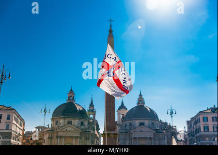 Rome, Italie - 28 février 2015 : Pavillon de la Ligue du Nord parti politique vague Popolo à Rome en face des églises chrétiennes et cross Banque D'Images