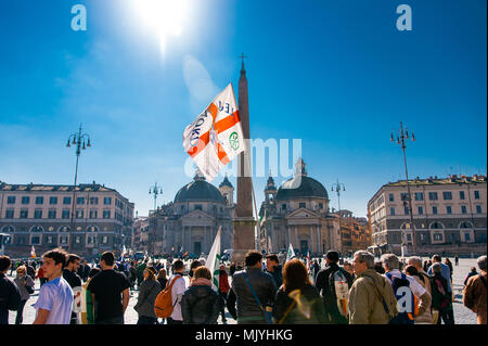 Rome, Italie - 28 février 2015 : Pavillon de la Ligue du Nord parti politique vague Popolo à Rome en face des églises chrétiennes et cross Banque D'Images