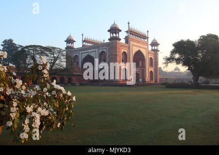 Porte d'entrée du Taj Mahal à Agra, en Inde. Banque D'Images