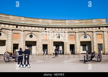 STOCKHOLM, Suède - 14 avril 2010 : la relève de la garde au Palais Royal. La Garde royale a été en poste au Palais Royal depuis 1523 Banque D'Images