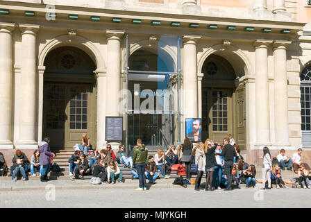 STOCKHOLM, Suède - 14 avril : Gamla Stan. Les visiteurs près de l'Académie suédoise. Ce bâtiment abrite également la bibliothèque et prix Nobel le Musée Nobel. Banque D'Images